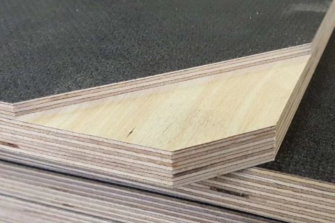 Fertige Sperrholzelemente nach der CNC-Bearbeitung 1