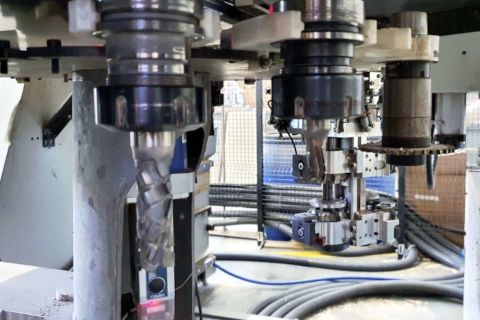 Beispiel für Sperrholzfräsen und -bohren