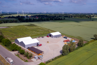 Außenansicht des Sperrholzlagers von EPS Poland 1